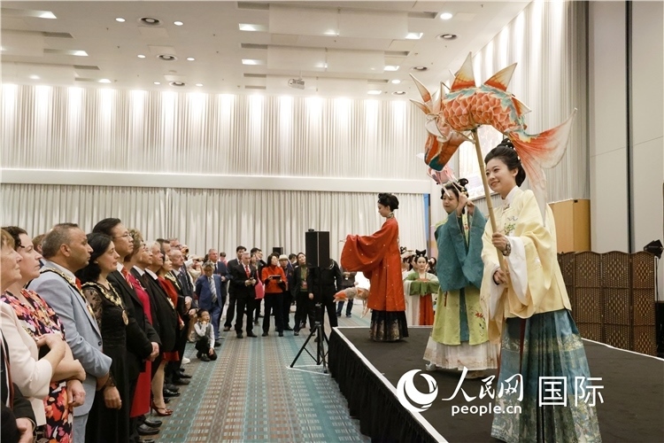 2、留學生表演了漢服展示《絲路霓裳》。邢雪攝