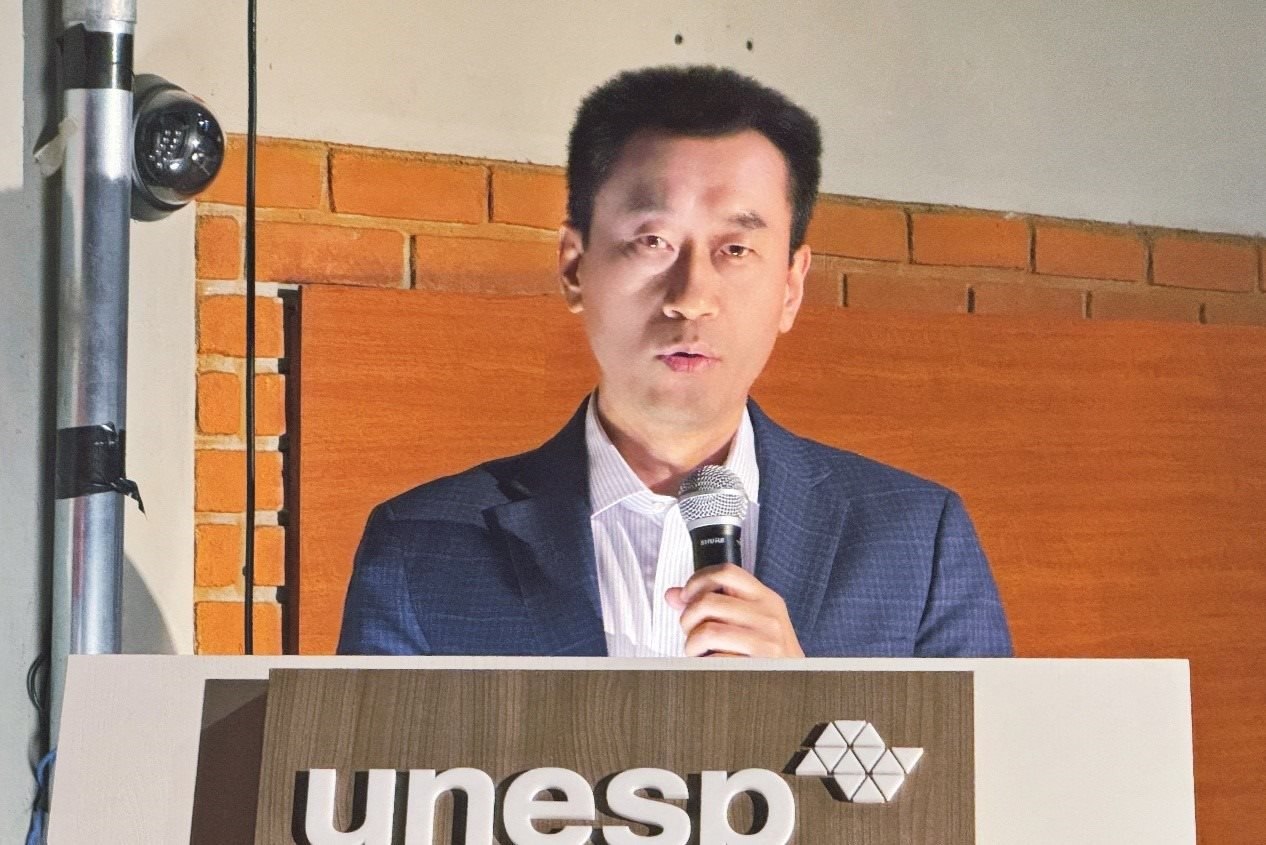 中國駐圣保羅總領(lǐng)事館副總領(lǐng)事田玉震在活動中致辭。圣保羅州立大學(xué)孔子學(xué)院供圖