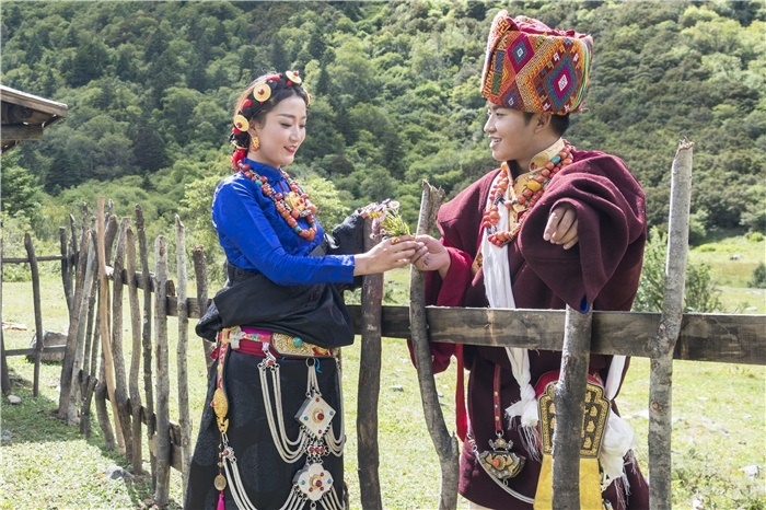 康定情歌（木格措）風(fēng)景區(qū)中的一對(duì)年輕人。林革文攝