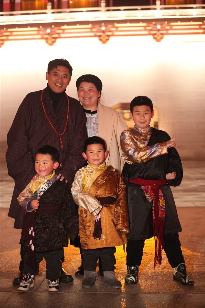 康定的節(jié)日氛圍多元和諧。圖為2024年元宵夜，洛讓銀登一家五口在旅行中拍攝的合影。資料圖片