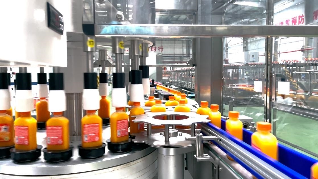 一輕食品（丹江口）產(chǎn)業(yè)園內(nèi)的桔汁飲料生產(chǎn)線。 受訪者供圖