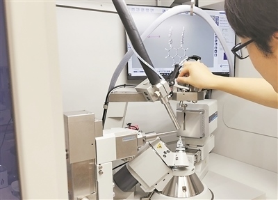 科研人員使用X射線衍射儀研究σ鍵。圖片來源：日本北海道大學