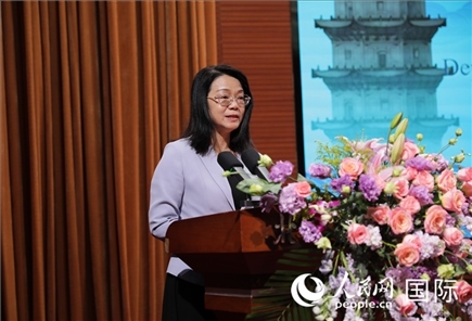 福建省人民政府外事辦公室副主任黃劭蓉在“走進(jìn)中華文明——海絲印記 世遺泉州”主題人文交流活動(dòng)中致辭。人民網(wǎng) 王婧攝