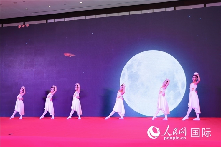 中國(guó)青少年歌舞表演。人民網(wǎng)記者任皓宇攝