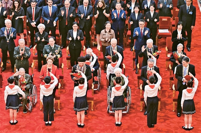 2024年9月29日，中華人民共和國(guó)國(guó)家勛章和國(guó)家榮譽(yù)稱號(hào)頒授儀式在北京人民大會(huì)堂隆重舉行。圖為少先隊(duì)員向國(guó)家勛章和國(guó)家榮譽(yù)稱號(hào)獲得者敬禮致意。 新華社記者 岳月偉/攝