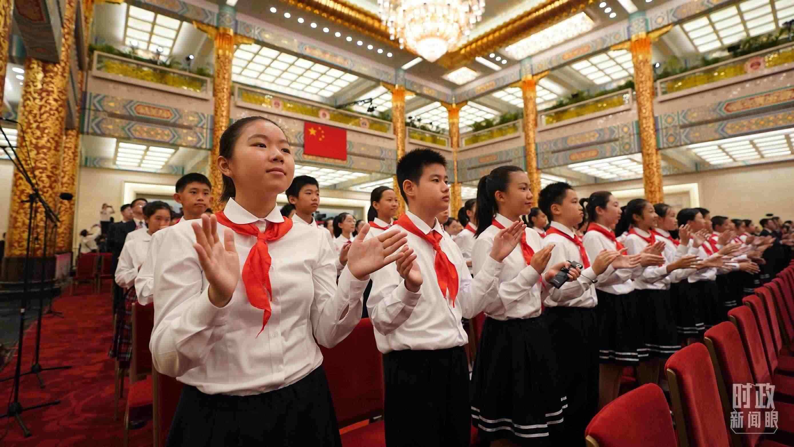 頒授儀式現(xiàn)場(chǎng)的少先隊(duì)員。（總臺(tái)記者李晉拍攝）