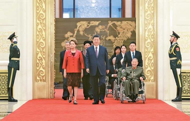 2024年9月29日，中華人民共和國國家勛章和國家榮譽稱號頒授儀式在北京人民大會堂金色大廳隆重舉行。中共中央總書記、國家主席、中央軍委主席習(xí)近平同國家勛章和國家榮譽稱號獲得者一同步入會場。 新華社記者 王曄/攝