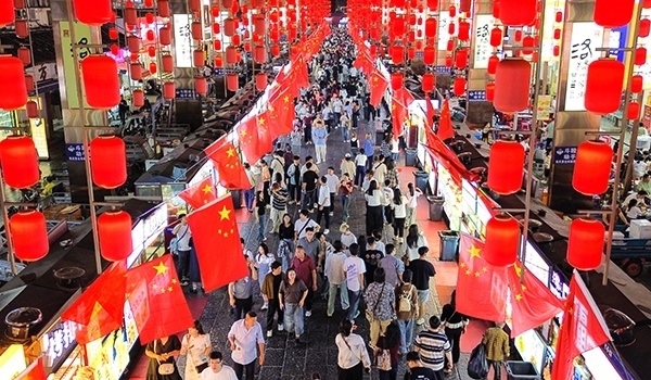 國(guó)慶臨近，河南省洛陽市老城歷史文化街區(qū)裝扮一新，國(guó)旗招展，處處洋溢著濃厚的國(guó)慶節(jié)日氛圍。來源：人民圖片網(wǎng)