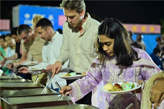 外國(guó)友人品嘗中國(guó)美食。馬騫攝