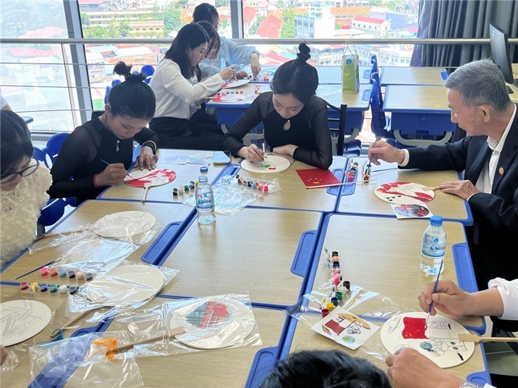 觀眾們在體驗畫扇。Sem Sophea攝