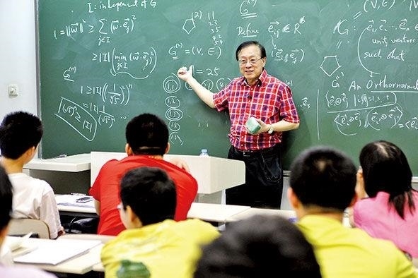 姚期智為清華大學(xué)學(xué)生授課。