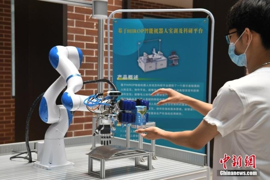  資料圖：高校為學(xué)生打造先進(jìn)科研平臺。中新社記者 陳楚紅 攝