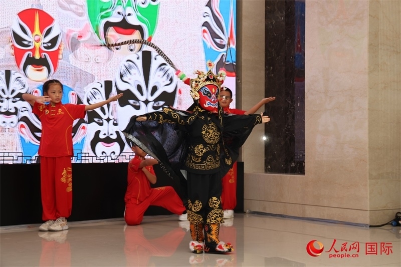 迪拜中國學(xué)校學(xué)生表演變臉。人民網(wǎng)記者任皓宇攝