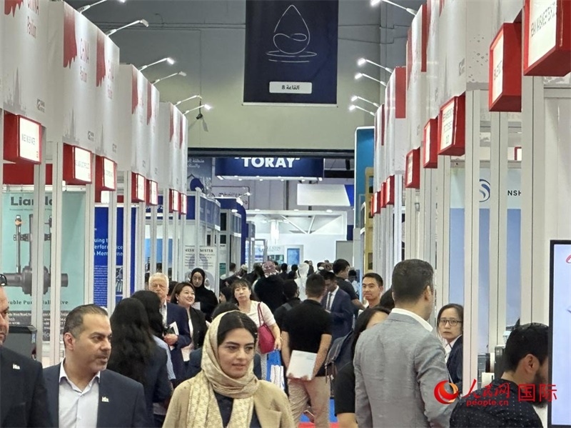 中國館前人頭攢動。人民網(wǎng)記者管克江攝