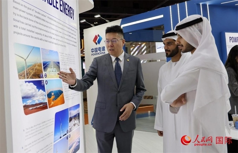 中國電建中東北非區(qū)域總部負(fù)責(zé)人向觀眾介紹公司承建的可再生能源項(xiàng)目。人民網(wǎng)記者 管克江攝