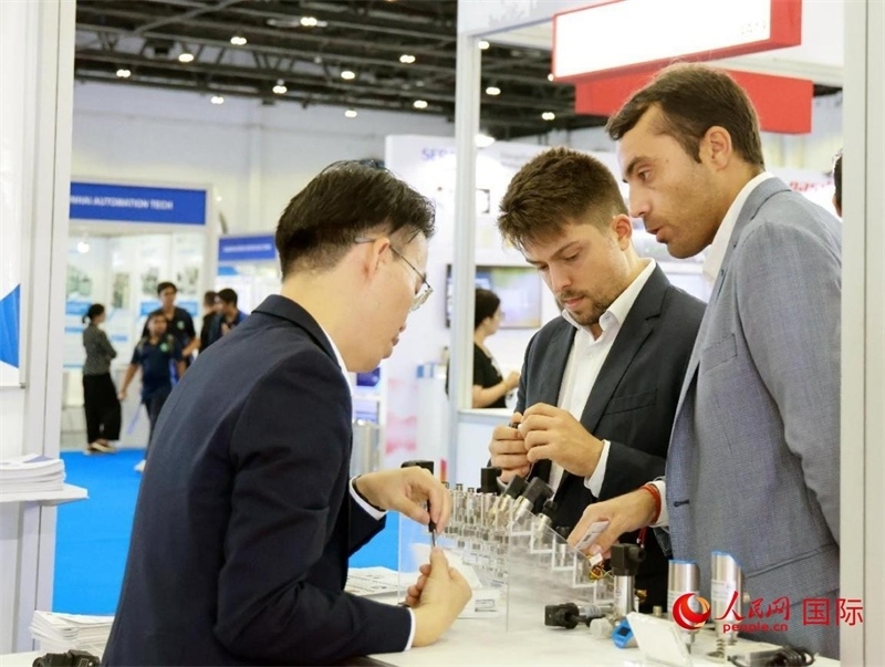 中外展商交流。人民網(wǎng)記者管克江攝