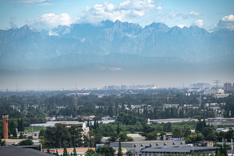 2024年7月1日，成都天氣晴好，遠(yuǎn)處雪山清晰可見。