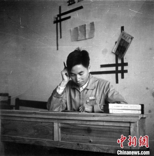 大學(xué)時(shí)期，龍樂豪在教室自習(xí)。(中國運(yùn)載火箭技術(shù)研究院供圖)