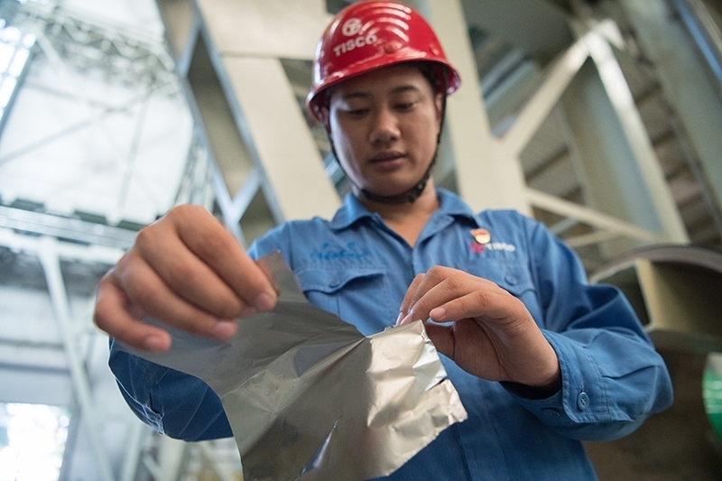 2018年8月8日，山西省太原市，太鋼不銹鋼精密帶鋼有限公司工作人員用手撕開不銹鋼。