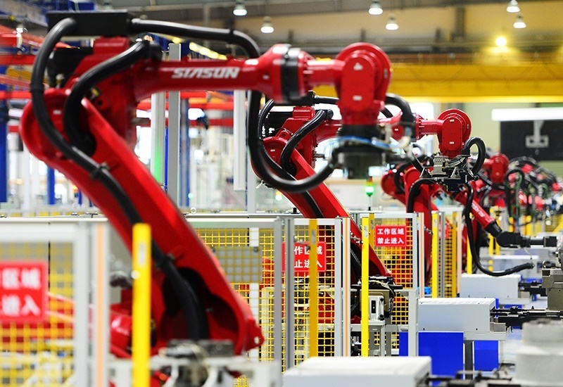 2019年11月22日，沈陽，一家數(shù)字化智能工廠內(nèi)，名為SR210的機(jī)器人正在自主地抓取各種零部件，快速組裝稍小的工業(yè)機(jī)器人。