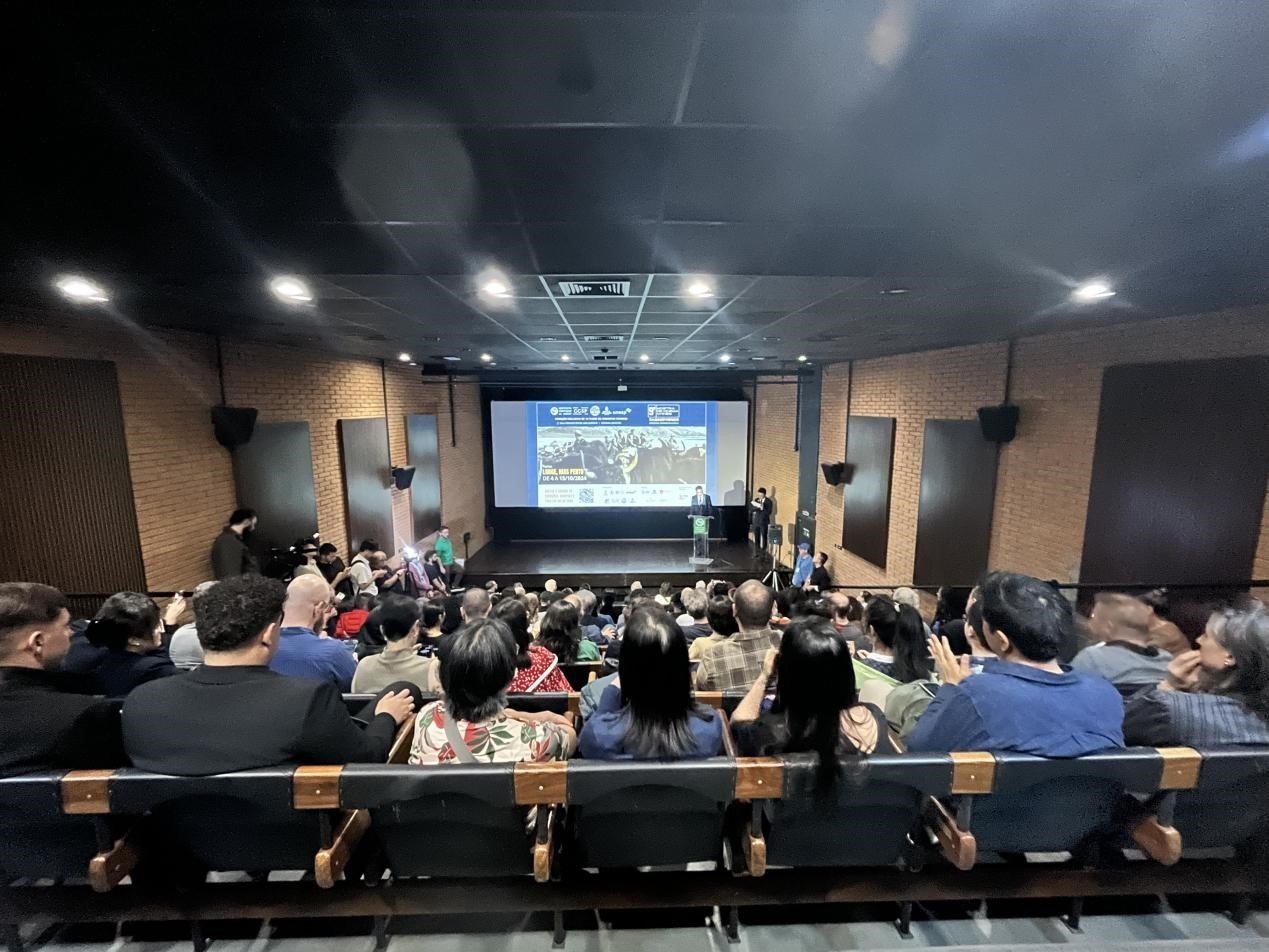 當(dāng)?shù)貢r(shí)間10月3日晚，由巴西圣保羅州立大學(xué)孔子學(xué)院舉辦的第九屆圣保羅中國電影展在圣保羅文化中心拉開帷幕。巴西圣保羅州立大學(xué)孔子學(xué)院供圖