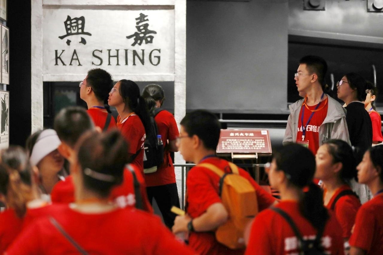 青少年參觀嘉興市南湖革命紀(jì)念館。拍友 金鵬 攝