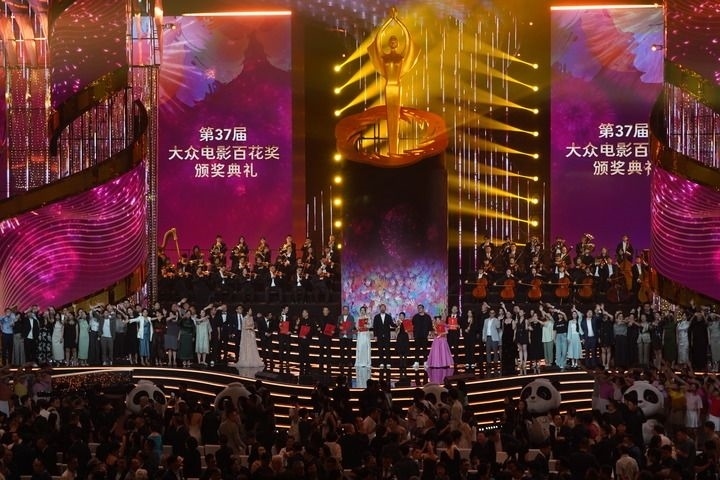 2024年8月4日，在四川成都，第37屆大眾電影百花獎(jiǎng)獲獎(jiǎng)?wù)吆痛蟊娫u(píng)審在舞臺(tái)上合影。新華社記者 唐文豪 攝