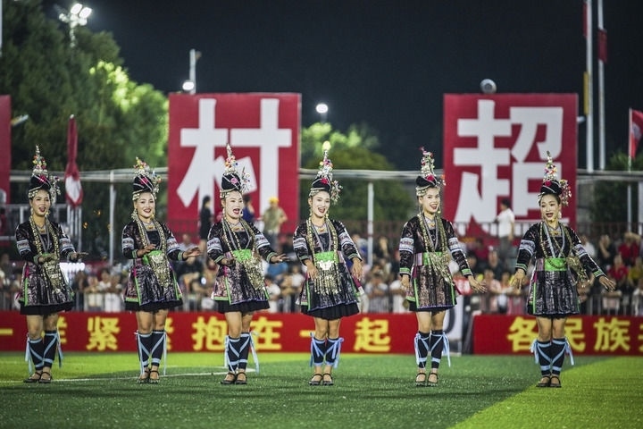 2024年9月28日，榕江縣侗族大歌隊(duì)的演員們?cè)凇按宄弊闱驁?chǎng)上表演。當(dāng)日，“發(fā)現(xiàn)中國(guó)之美·相約貴州村超”國(guó)際友誼賽在貴州省黔東南苗族侗族自治州榕江縣的“村超”足球場(chǎng)舉行。新華社記者 陶亮 攝
