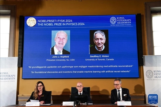 10月8日，在瑞典斯德哥爾摩舉行的2024年諾貝爾物理學(xué)獎(jiǎng)公布現(xiàn)場(chǎng)，屏幕顯示獎(jiǎng)項(xiàng)得主美國(guó)普林斯頓大學(xué)的約翰·霍普菲爾德和加拿大多倫多大學(xué)的杰弗里·欣頓。新華社記者 彭子洋 攝