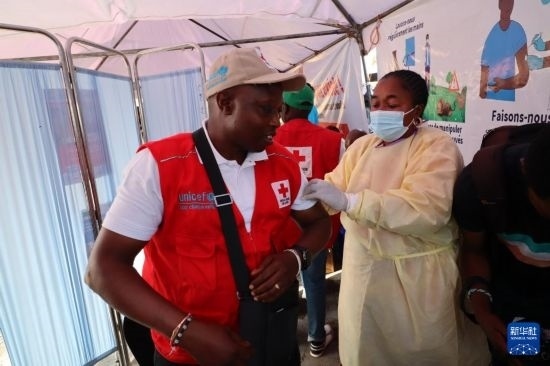 10月5日，在剛果（金）北基伍省首府戈馬市一座醫(yī)院內(nèi)，醫(yī)護(hù)人員為一名聯(lián)合國兒童基金會(huì)工作人員接種猴痘疫苗。新華社發(fā)（阿蘭·烏亞卡尼攝）