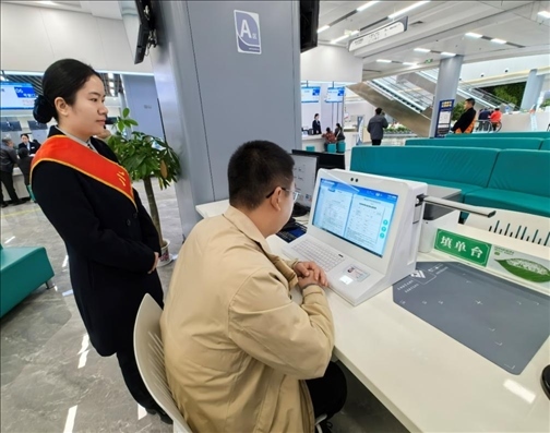 湖北省赤壁市市民在辦事人員的指導(dǎo)下填寫相關(guān)信息。圖片來源：人民網(wǎng)湖北頻道