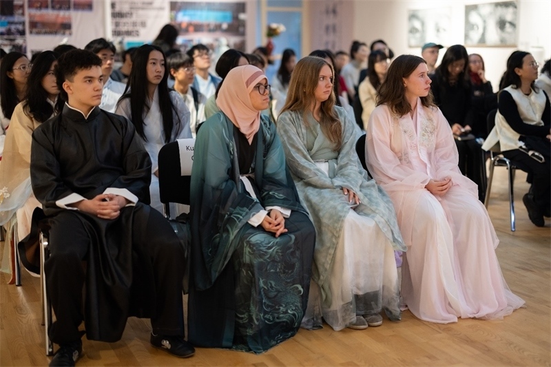 參加《時光流韻·中國戲劇藝術(shù)服飾展》的中國文化愛好者。 斯德哥爾摩中國文化中心供圖