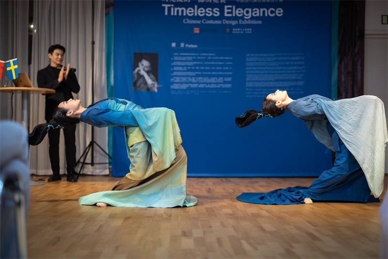 當(dāng)?shù)厝A人舞社成員表演《只此青綠》。斯德哥爾摩中國文化中心供圖