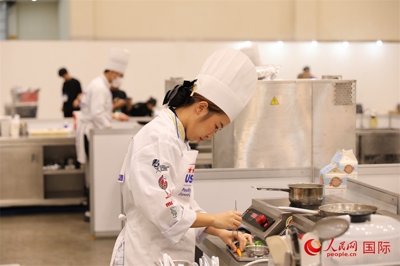 當?shù)貢r間10月5日，廚師在第21屆釜山國際美食博覽會上展示廚藝。人民網(wǎng)記者 莽九晨攝