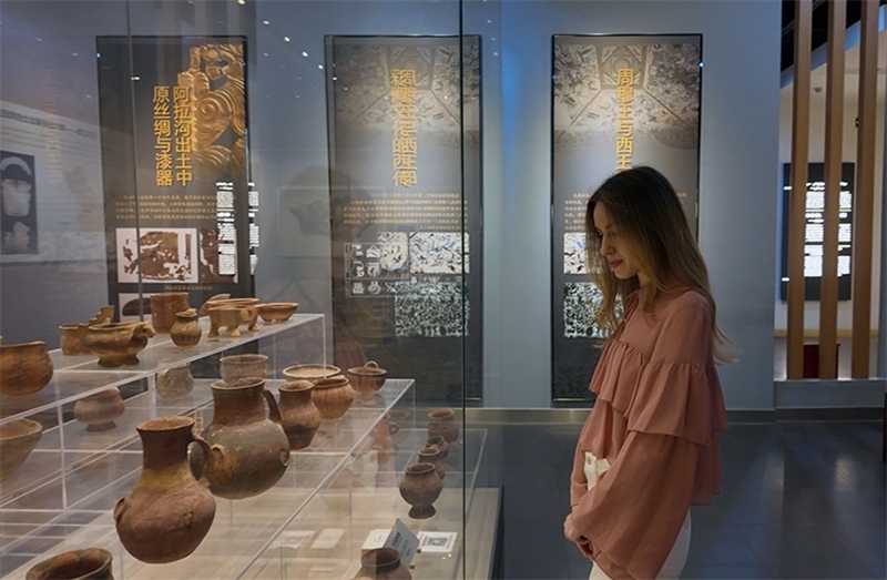 麗娜在吐魯番博物館參觀。劉妍希攝