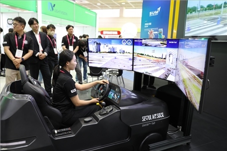 “智慧生活周”博覽會上展示的模擬駕駛系統(tǒng)。人民網(wǎng)記者 莽九晨攝