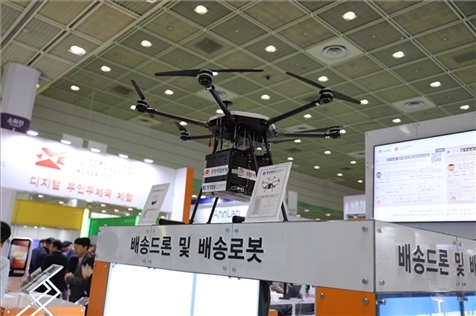 “智慧生活周”博覽會上展出的快遞無人機。人民網(wǎng)記者 莽九晨攝