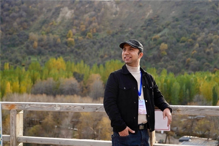 阿布德吾力參加“萬(wàn)人說(shuō)新疆”優(yōu)秀作者媒體行活動(dòng)留影。受訪(fǎng)者供圖