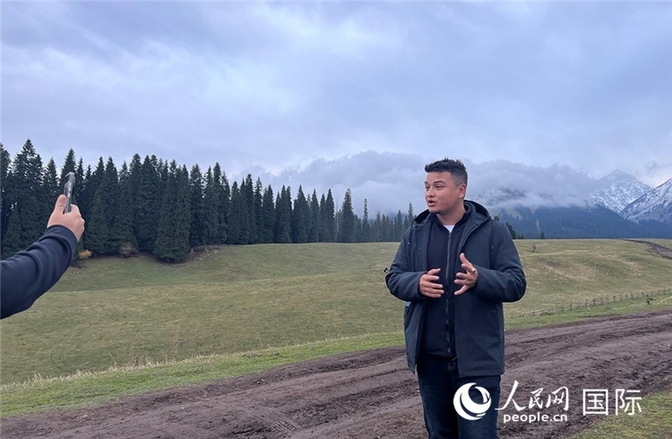 在庫(kù)爾德寧，吾買(mǎi)爾江被雪山美景震撼，即興錄制了短視頻作品。人民網(wǎng)記者曾書(shū)柔攝