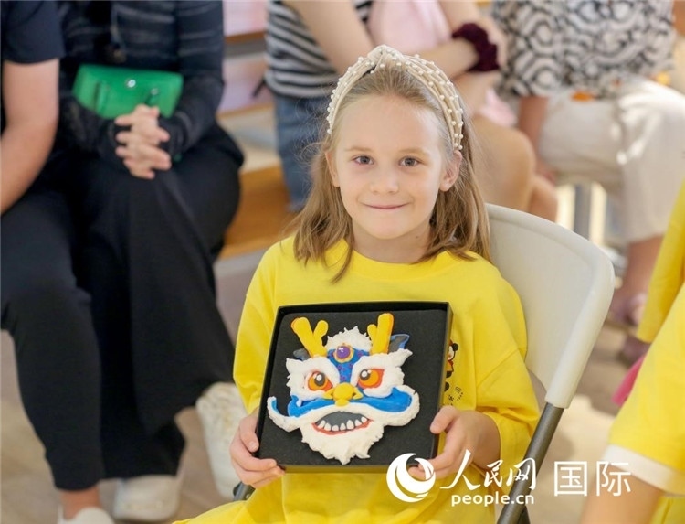 一名中文愛好者手捧生肖畫。人民網(wǎng)中東中心分社塔里克·易卜拉欣攝