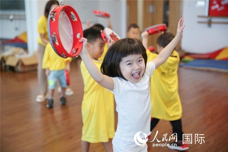 一名華裔兒童在參加音樂課程。人民網(wǎng)中東中心分社塔里克·易卜拉欣攝