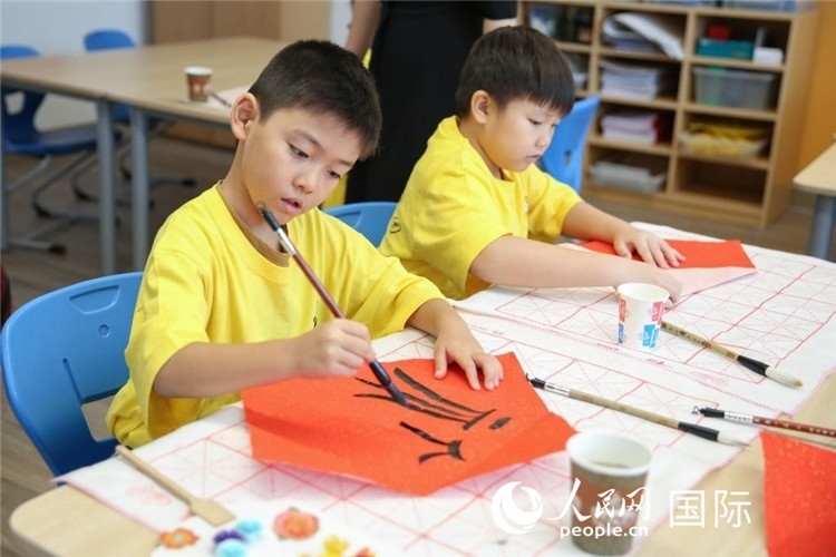 書法課。人民網(wǎng)中東中心分社塔里克·易卜拉欣攝