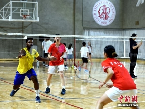 當(dāng)?shù)貢r間10月12日，巴西圣保羅，中國高校羽毛球代表團(tuán)和巴西羽毛球協(xié)會運動員切磋球技。 