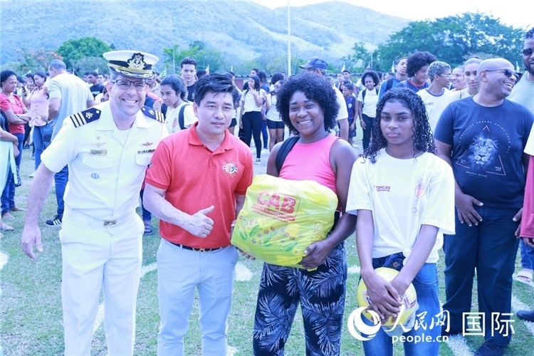 巴西中國浙江商會會長鄭俠茂向巴西貧困社區(qū)兒童及家庭捐贈基礎(chǔ)食品籃子和足球。人民網(wǎng)記者陳海琪 攝