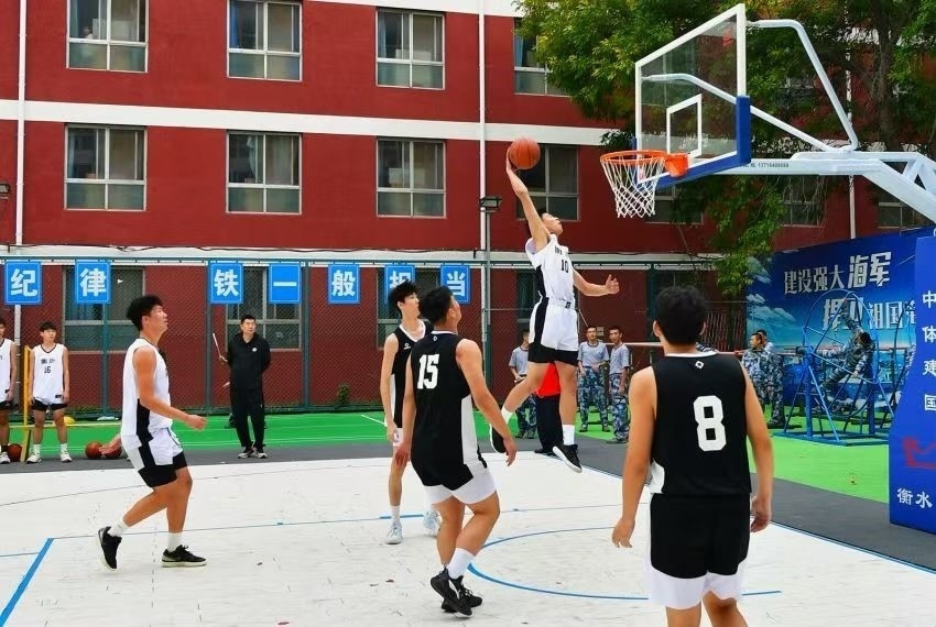 全天候室外運(yùn)動(dòng)木地板籃球場(chǎng)上精彩激烈的籃球賽。 主辦方供圖