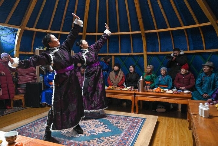 2023年12月21日，烏蘭牧騎隊員在內蒙古阿其圖烏拉蘇木進行舞蹈表演。