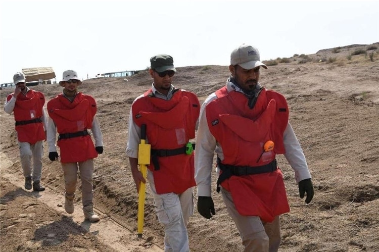 工作人員前往排雷。中國(guó)海油供圖