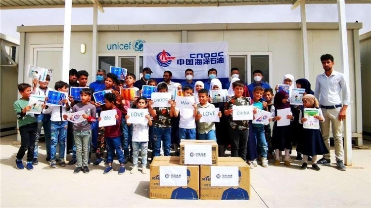 慰問(wèn)當(dāng)?shù)貙W(xué)校。中國(guó)海油供圖