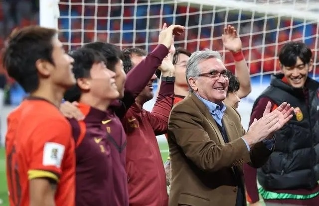 10月15日晚，國足主教練伊萬科維奇（前右）賽后向觀眾致意。新華社記者 胡星宇攝