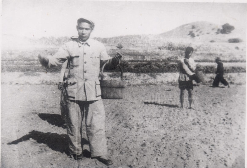 谷文昌（左）在田間與農(nóng)民一起勞動(dòng)（資料照片）。